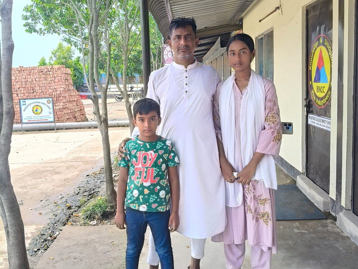 বাবা ও ভাইয়ের সঙ্গে তাবাসসুম। তাবাসসুম মাইলস্টোনের সপ্তম শ্রেণির আর ভাই তানভীর কেজি শ্রেণির শিক্ষার্থী