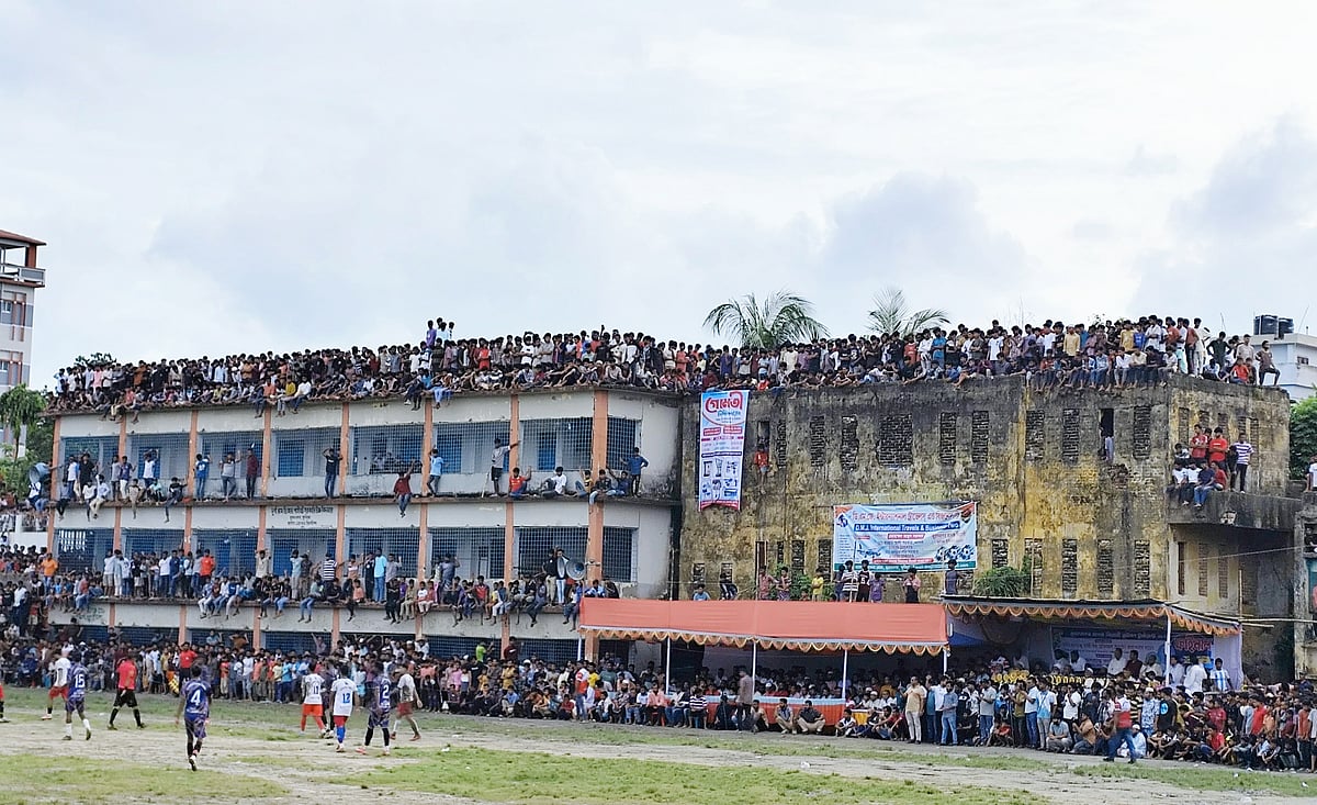 কুমিল্লার মুরাদনগর উপজেলা সদরের ডি আর সরকারি উচ্চবিদ্যালয় খেলার মাঠের এই খেলা দেখার সময় দর্শকদের ওপর বাস উঠে গেলে একজনের মৃত্যু হয়