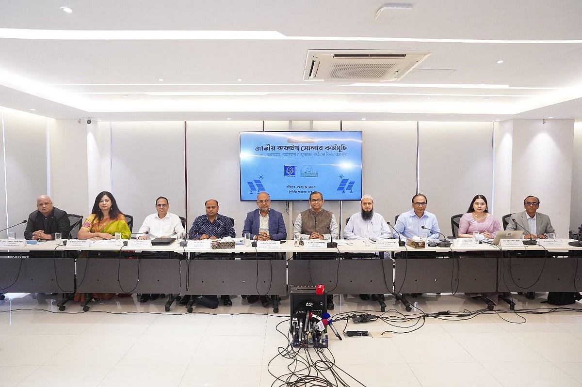 ‘জাতীয় রুফটপ সোলার কর্মসূচি; নকশা, বাস্তবায়ন, পর্যবেক্ষণ ও মূল্যায়ন কাঠামো বিষয়ে প্রস্তাবনা’ শিরোনামে আয়োজিত আলোচনা সভায় বক্তারা। আজ রোববার রাজধানীর সিপিডি কার্যালয়ে সিপিডি ও বিএসআরইএ যৌথভাবে এটির আয়োজন করে