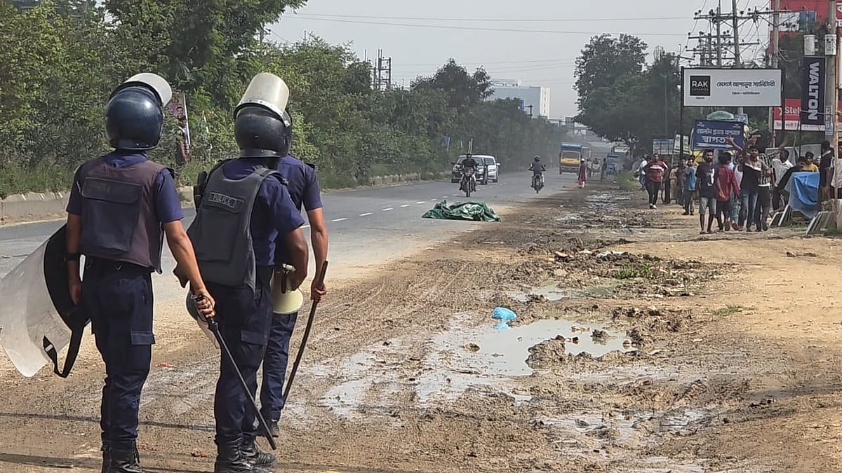 গাজীপুরের শ্রীপুরের নয়নপুর এলাকায় আরএকে সিরামিক কারখানায় আন্দোলনরত শ্রমিকদের সরাতে পুলিশ ও আইনশৃঙ্খলা রক্ষাকারী বাহিনীর তৎপরতা। আজ রোববার সকাল সাড়ে আটটার দিকে