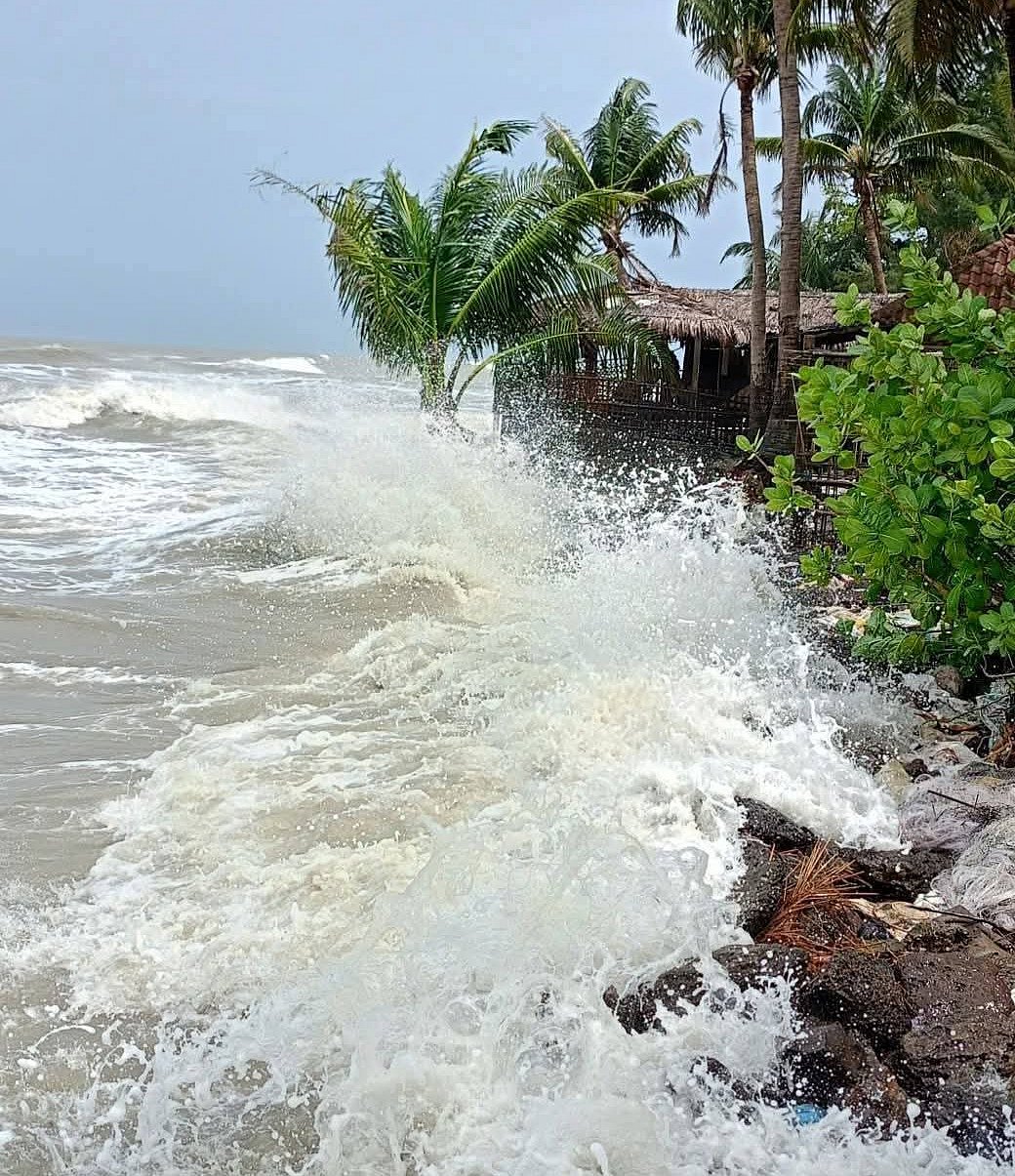 সেন্ট মার্টিনের লোকালয়ে ঢুকে পড়ছে জোয়ারের পানি। গতকাল তোলা