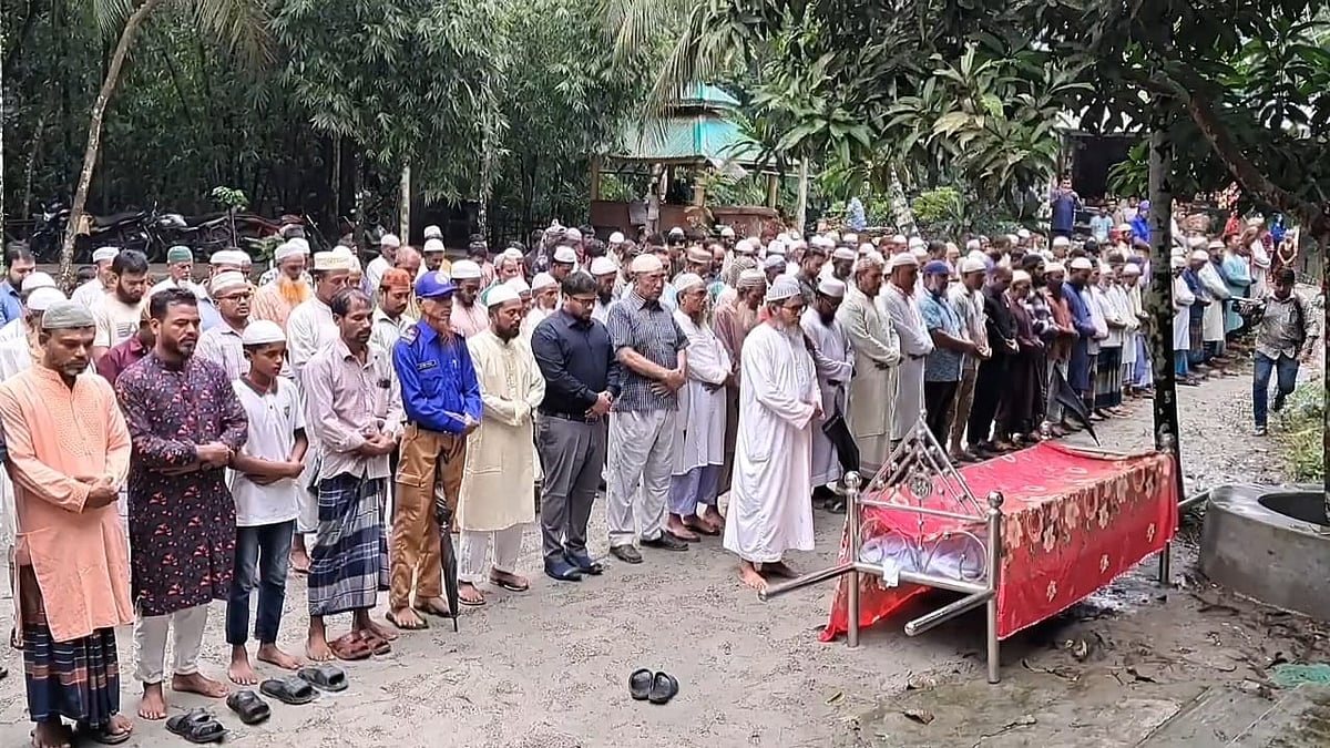 বোরহানউদ্দিন উপজেলার বড় মানিকা ইউনিয়নের বাটামারা গ্রামে জানাজার পর পারিবারিক কবরস্থানে তাঁকে দাফন করা হয়। আজ রোববার