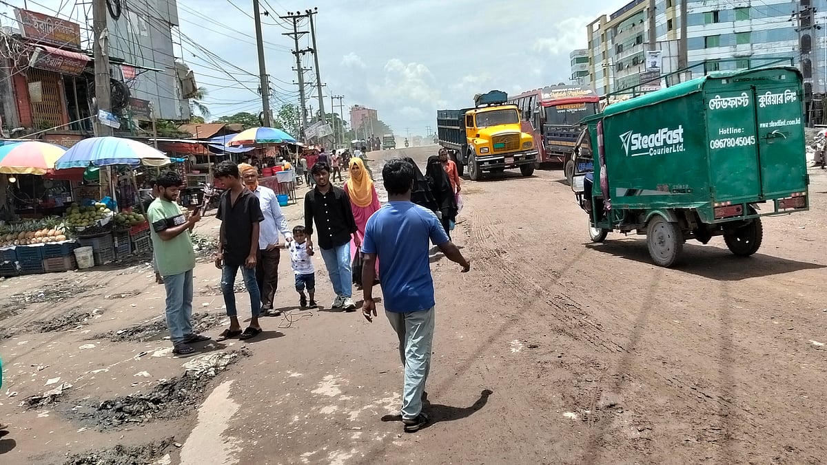 সিএনজিচালিত অটোরিকশা শূন্য সড়ক। রোববার দুপুরে ঢাকা-সিলেট মহাসড়কের ব্রাহ্মণবাড়িয়ার সরাইল বিশ্বরোড মোড় এলাকায়