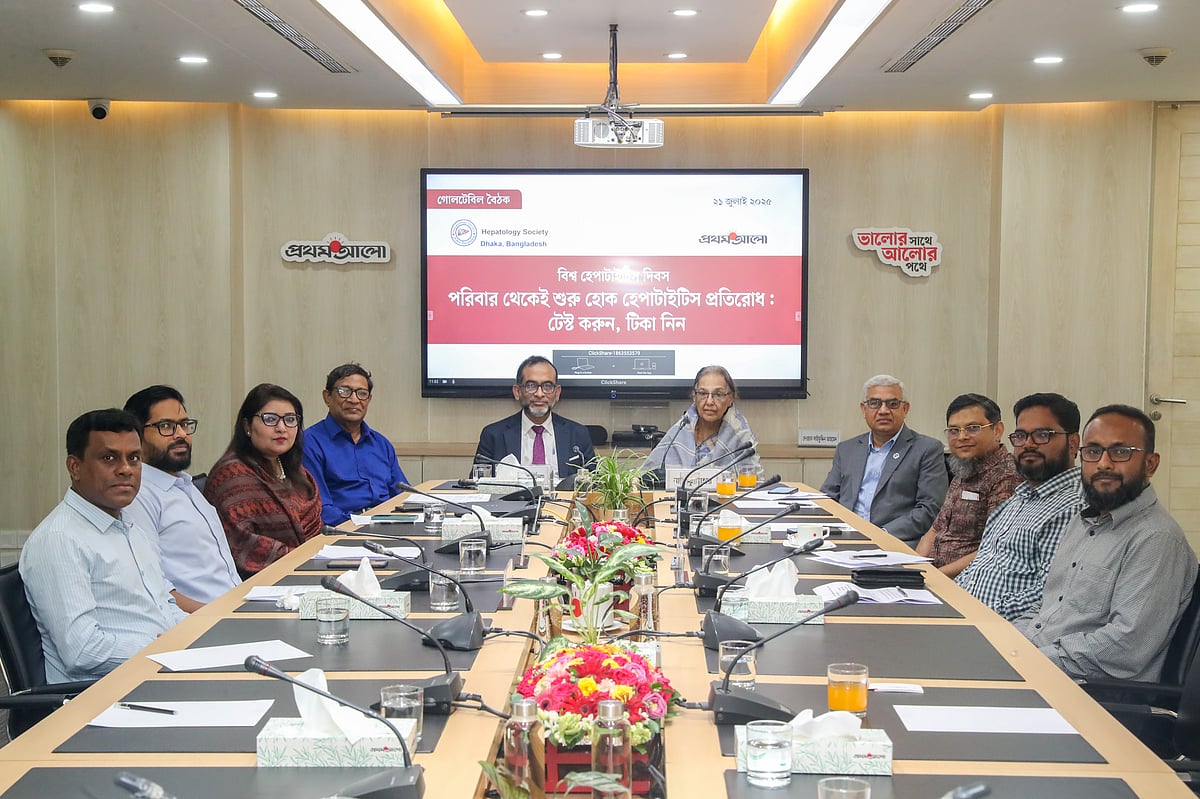 বিশ্ব হেপাটাইটিস দিবস উপলক্ষে আয়োজতি ‘পরিবার থেকেই শুরু হোক হেপাটাইটিস প্রতিরোধ: টেস্ট করুন, টিকা নিন’ শীর্ষক গোলটেবিল বৈঠকে অংশগ্রহণকারীরা। ২১ জুলাই ২০২৫ ঢাকার প্রথম আলো কার্যালয়ে
