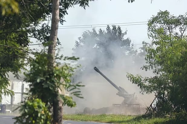 থাই সামরিক মোবাইল ইউনিট কম্বোডিয়ার দিকে কামানের গোলা ছুড়ছে। ২৫ জুলাই ২০২৫, সুরিন, থাইল্যান্ড