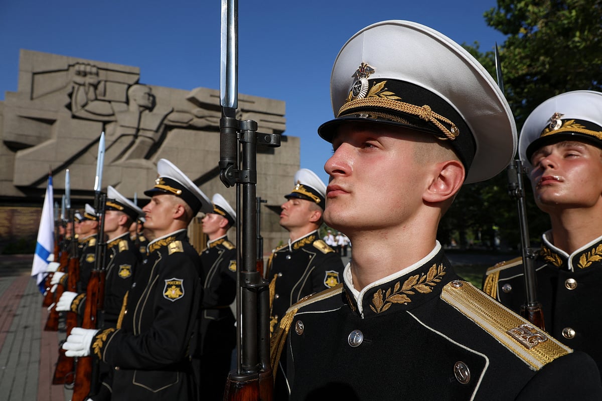 নৌবাহিনী দিবসের অনুষ্ঠানে রাশিয়ার নাবিক ও গার্ডস অব অনারের সদস্যরা। ক্রিমিয়ার সেভাস্তোপোলের কৃষ্ণসাগর বন্দরে, ২৭ জুলাই ২০২৫