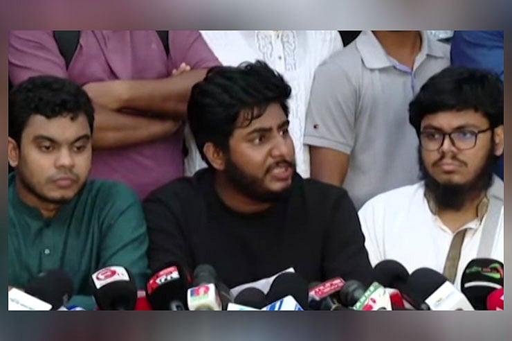 জরুরি সংবাদ সম্মেলনে বক্তব্য দিচ্ছেন বৈষম্যবিরোধী ছাত্র আন্দোলনের সভাপতি রিফাত রশিদ। আজ রোববার সন্ধ্যায় রাজধানীর শাহবাগে