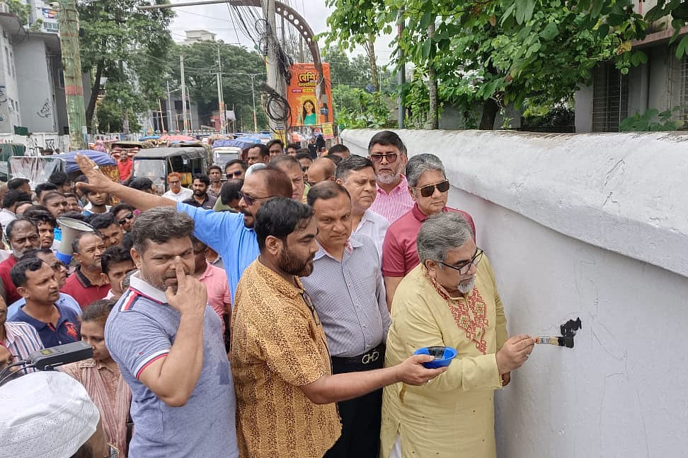 ময়মনসিংহ শহরের বিভিন্ন স্থানে গ্রাফিতি অঙ্কনের উদ্বোধন করেন বিএনপির যুগ্ম মহাসচিব সৈয়দ এমরান সালেহ। আজ দুপুরে নগরের টাউন হল এলাকায়