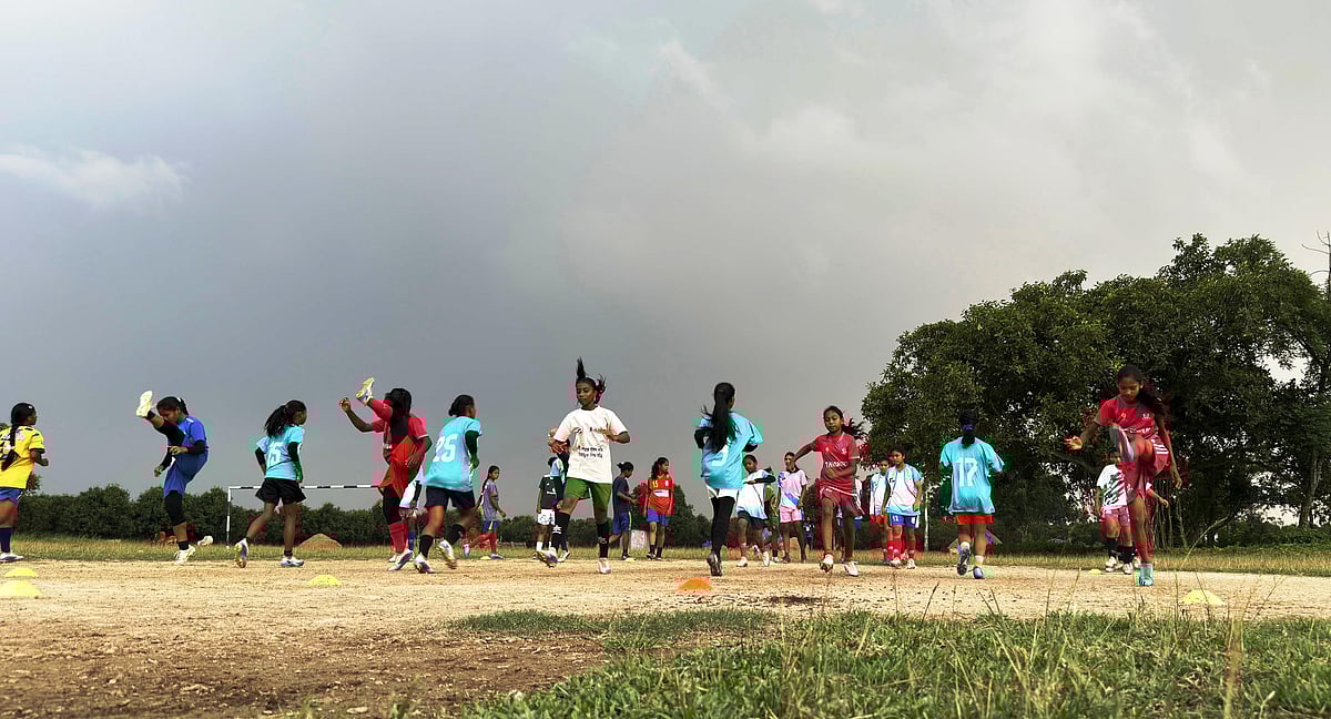 খেলা শুরুর আগে অনুশীলন করছে রাঙাটুঙ্গী ইউনাইটেড মহিলা ফুটবল একাডেমির সদস্যরা। গত বুধবার বিকেলে ঠাকুরগাঁওয়ের রানীসংকৈল উপজেলায় রাঙাটুঙ্গী গ্রামে