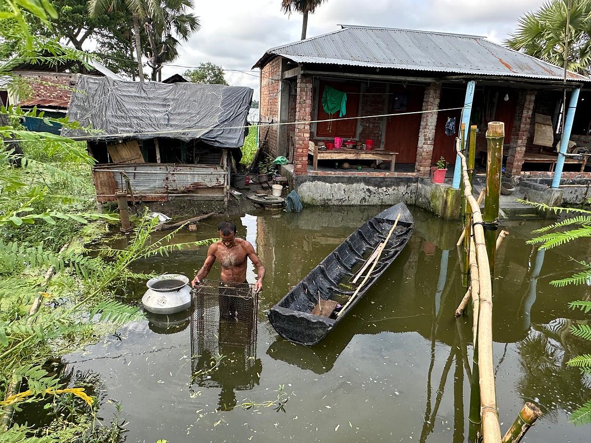 বাড়ির উঠানে হাঁটুপরিমাণ পানি। উঠানের সেই পানিতে মাছ ধরার চাঁই পাতা হচ্ছে। গতকাল শনিবার যশোরের অভয়নগর উপজেলার ডহর মশিয়াহাটী গ্রামে