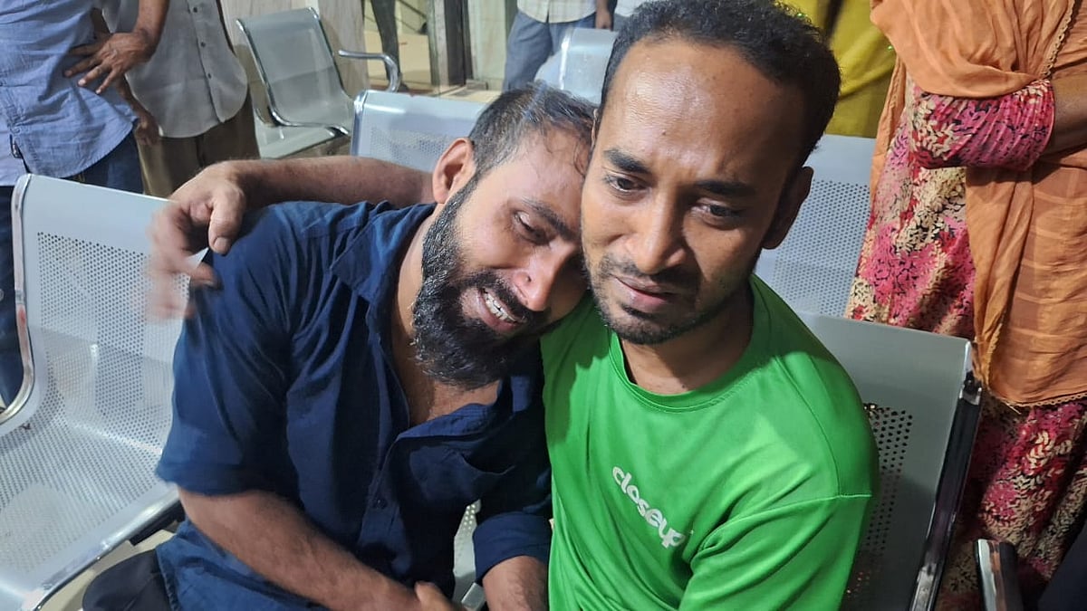 মির্জাপুরে মারা যাওয়া শিশুটির বাবার আহাজারি। গত শুক্রবার রাতে উপজেলা সদরের মির্জাপুর মডার্ন হাসপাতালে