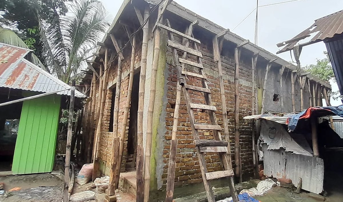 রিয়াদের বাড়িতে নির্মাণাধীন পাকা ভবন। গতকাল নোয়াখালীর সেনবাগে
