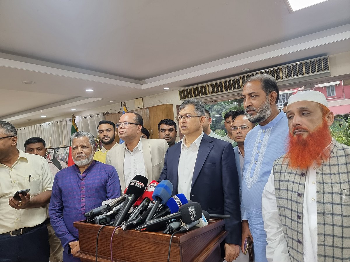 জাতীয় ঐকমত্য কমিশনের সঙ্গে রাজনৈতিক দলগুলোর আলোচনার বিরতিতে সাংবাদিকদের সঙ্গে কথা বলেন সালাহউদ্দিন আহমদ