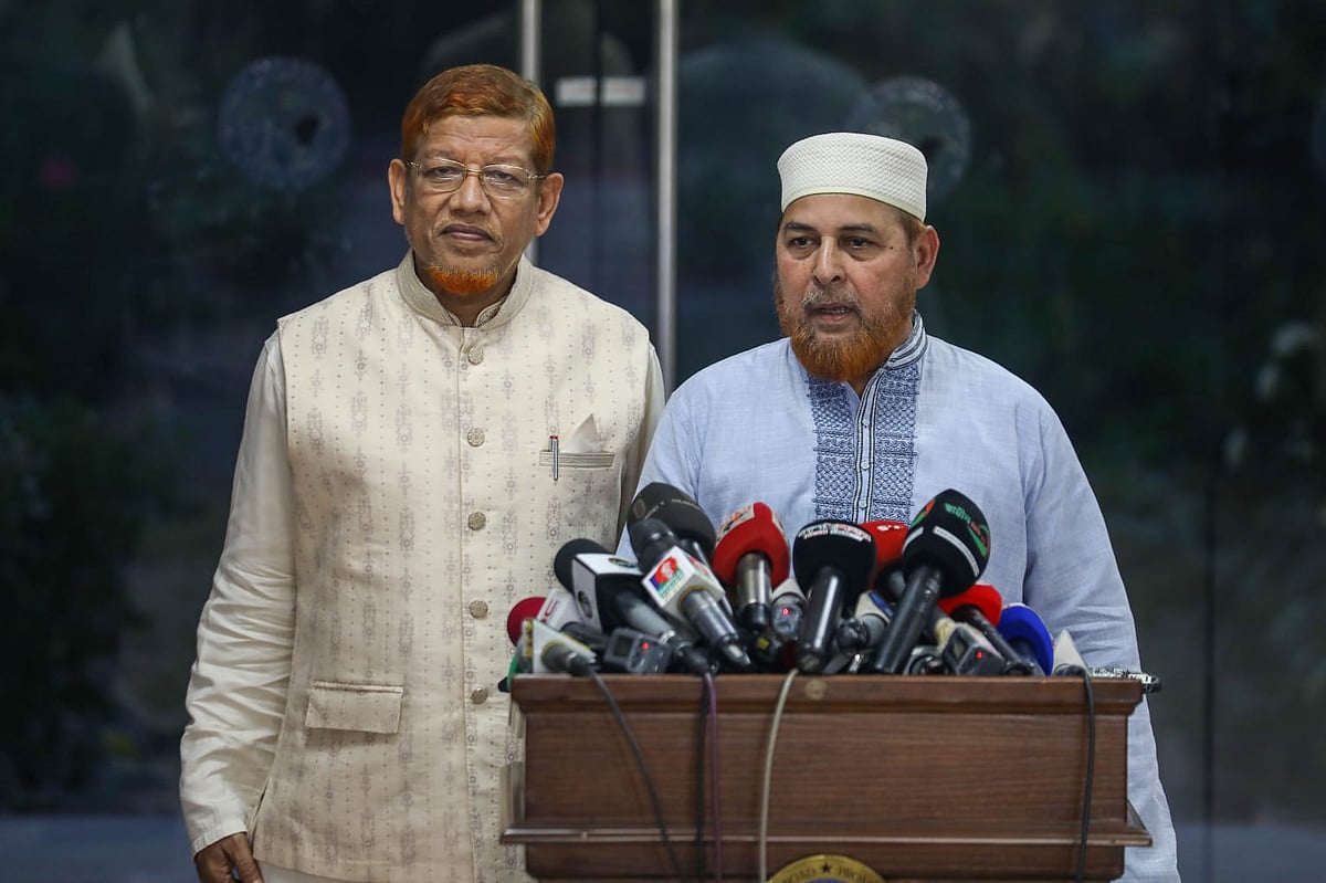 সাংবাদিকদের সঙ্গে কথা বলছেন বাংলাদেশ জামায়াতে ইসলামীর সহকারী সেক্রেটারি জেনারেল মাওলানা রফিকুল ইসলাম খান