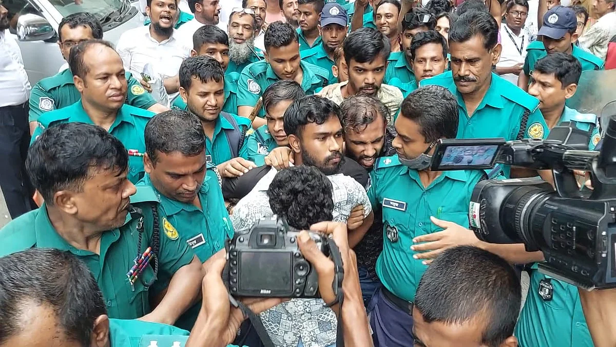 চাঁদাবাজির মামলায় গ্রেপ্তার বৈষম্যবিরোধী ছাত্র আন্দোলনের ঢাকা মহানগর শাখার আহ্বায়ক ইব্রাহিম হোসেনসহ (মুন্না) চারজনকে আদালত থেকে হাজতখানায় নিয়ে যাচ্ছে পুলিশ। আজ রোববার বিকেলে ঢাকার সিএমএম আদালত প্রাঙ্গণে