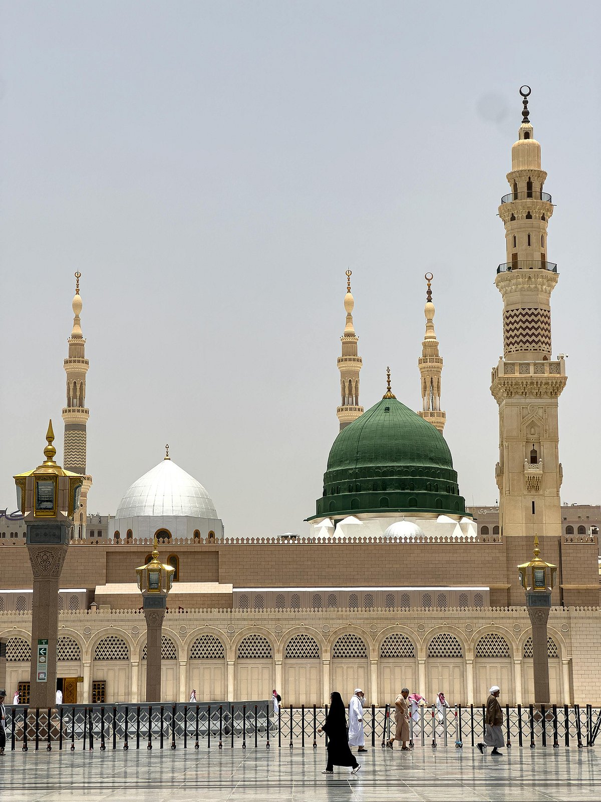 মসজিদে নববীর সবুজ গম্বুজ, যার তলে মহানবী (সা.) শুয়ে আছেন