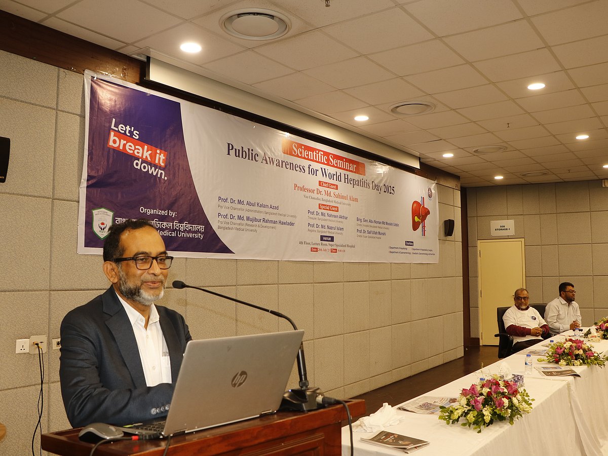বিশ্ব হেপাটাইটিস দিবস উপলক্ষে বৈজ্ঞানিক সেমিনারে বক্তব্য দেন বিশেষজ্ঞ চিকিৎসকেরা। আজ সোমবার বাংলাদেশ মেডিকেল বিশ্ববিদ্যালয়ে