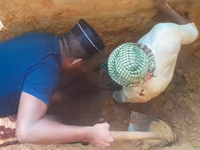 মৌলভীবাজারের জুড়ীতে টিলাধসের মাটি সরিয়ে আটকে পড়া শ্রমিককে উদ্ধারের চেষ্টা করছেন সিদ্দিকুর। গতকাল রোববার দুপুরে পাতিলাসাঙ্গন এলাকায়