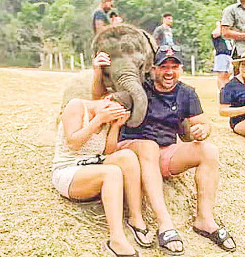 দুজনকে শুঁড় দিয়ে জড়িয়ে ধরেছে হস্তীশাবক