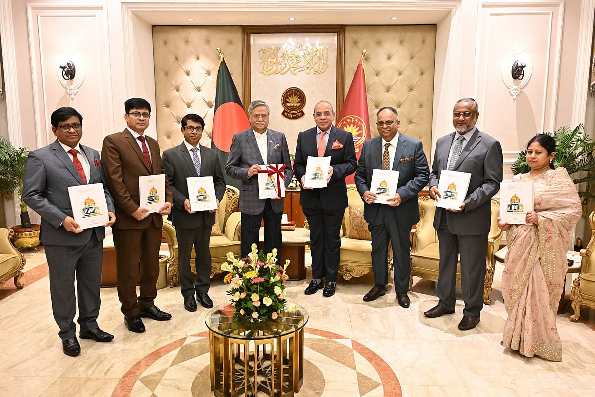 রাষ্ট্রপতি মো. সাহাবুদ্দিনের কাছে প্রধান বিচারপতির নেতৃত্বে সুপ্রিম কোর্টের বার্ষিক প্রতিবেদন পেশ করেন প্রতিবেদন প্রস্তুতসংক্রান্ত জাজেস কমিটির সদস্যরা