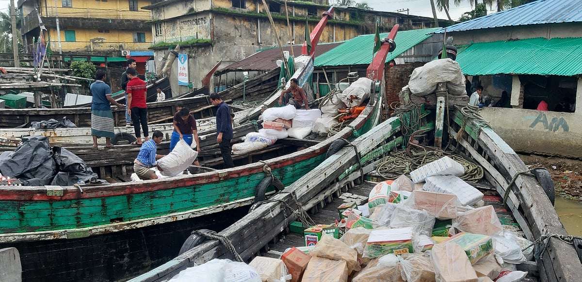 সেন্ট মার্টিনে নেওয়ার উদ্দেশে নিত্য প্রয়োজনীয় খাদ্যসামগ্রী নৌযানে তোলা হচ্ছে। আজ সকালে টেকনাফ পৌরসভার কায়ুকখালীয়া ঘাট থেকে তোলা