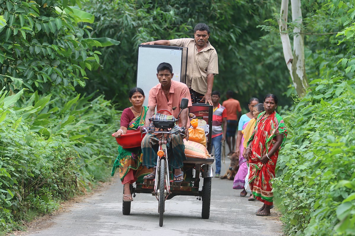 রংপুরের গঙ্গাচড়ায় হামলার শিকার পরিবারগুলো মালামাল অন্যত্র সরাচ্ছে। আজ সোমবার