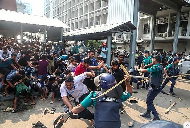 গভীর রাতে এইচএসসি ও সমমানের পরীক্ষা স্থগিত করার ঘোষণার জেরে শিক্ষা উপদেষ্টা ও শিক্ষাসচিবের পদত্যাগের দাবিতে সচিবালয়ের প্রধান ফটক ভেঙে ভেতরে ঢুকে পড়েন শিক্ষার্থীরা।