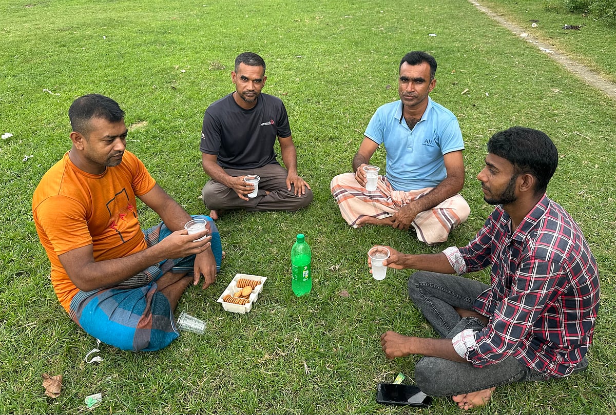 চার বন্ধু মাঠে বসে গল্প করছেন। সম্প্রতি তোলা