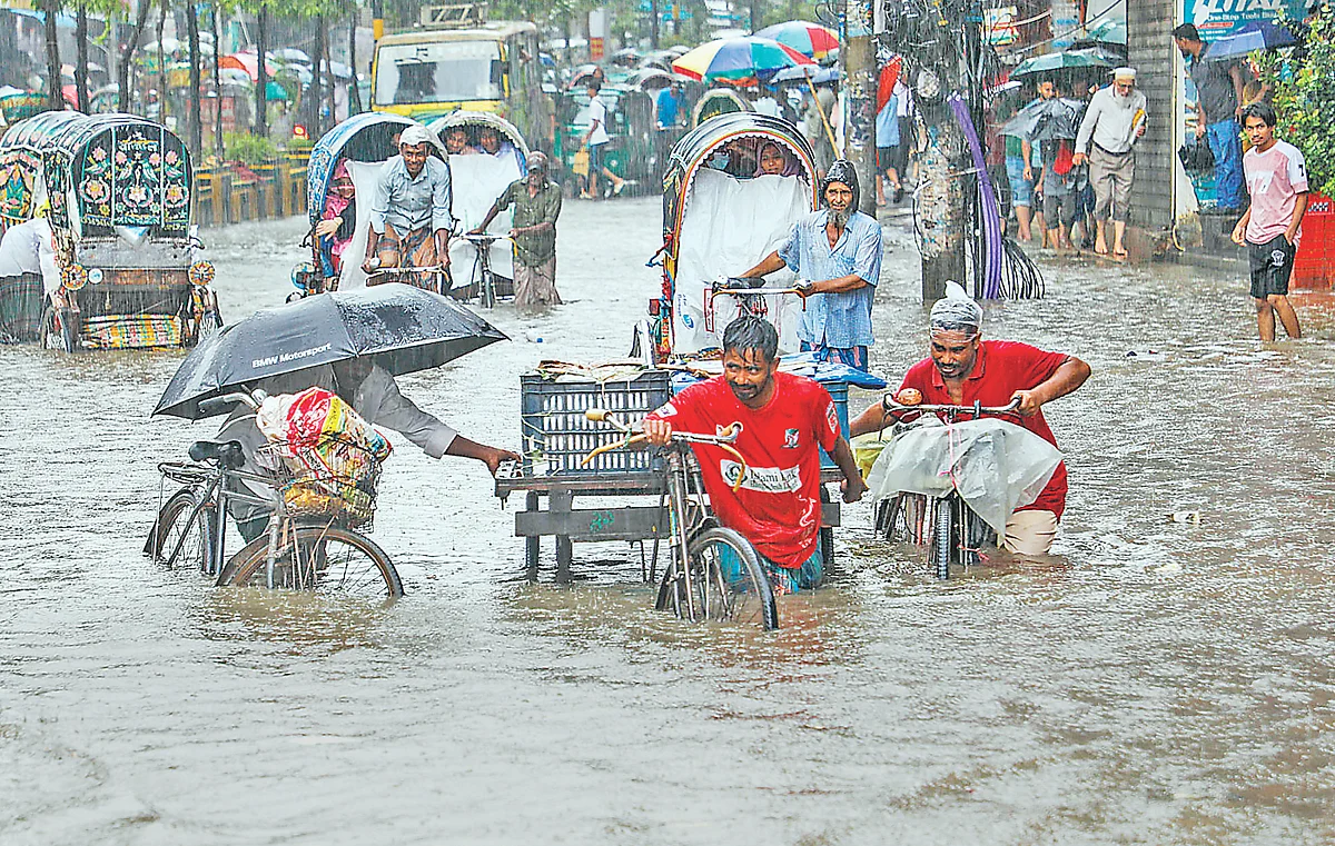 সকালের বৃষ্টিতে চট্টগ্রাম নগরের বিভিন্ন স্থানে পানি জমে যায়। তবে রিয়াজউদ্দীন বাজার ও এর আশপাশে পানির পরিমাণ ছিল বেশি। গতকাল সকাল ১০টায় তিনপোলের মাথা এলাকায়