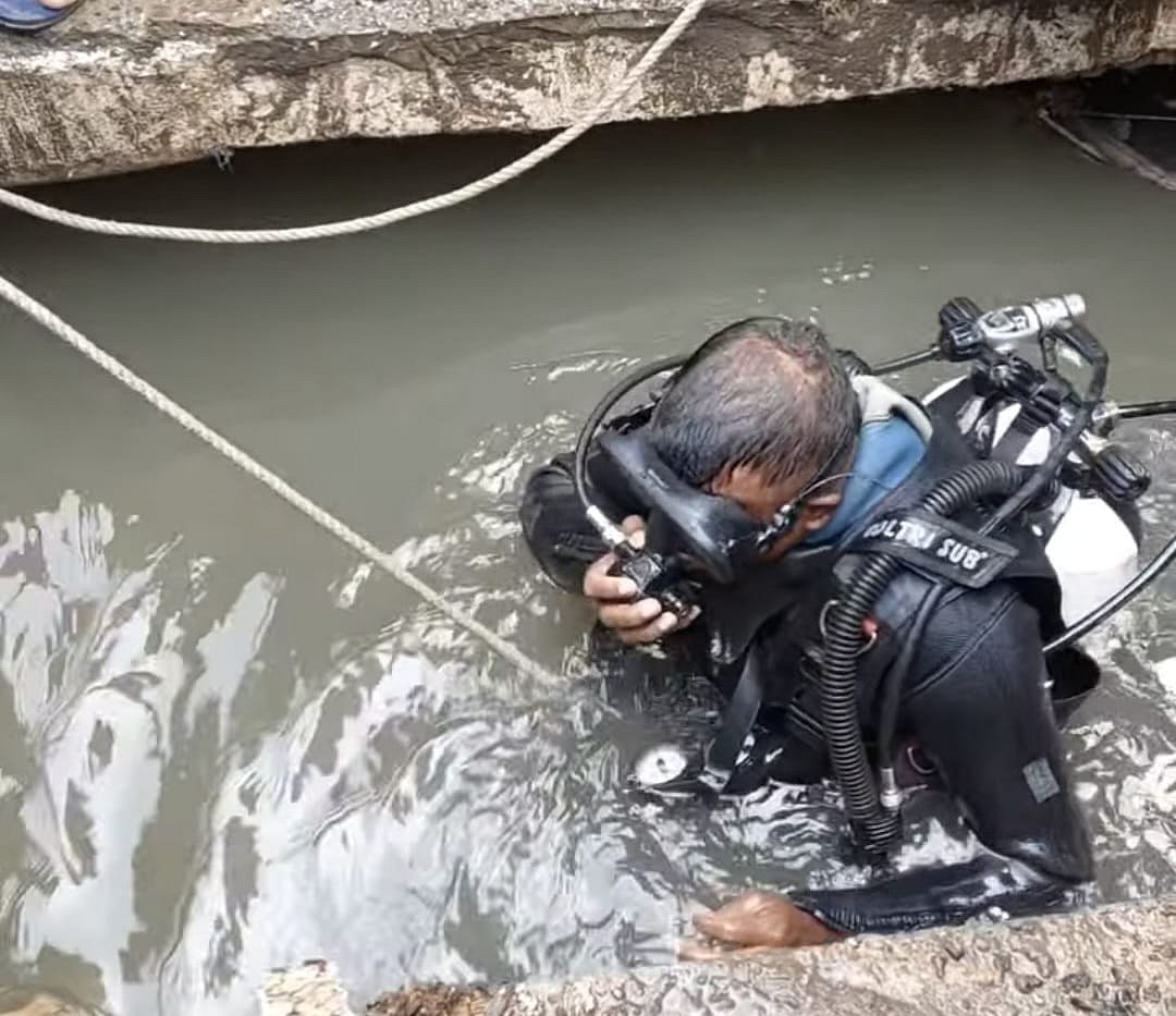 টঙ্গীর হোসেন মার্কেট এলাকায় ম্যানহোলে পড়ে নিখোঁজ নারীকে উদ্ধারে চলছে ফায়ার সার্ভিসের অভিযান। আজ সোমবার সকাল ১০টার দিকে