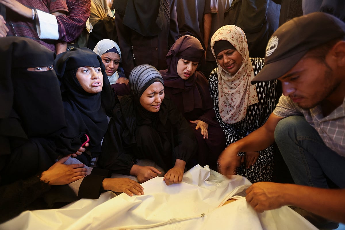 ইসরায়েলের হামলায় নিহত ফিলিস্তিনিদের স্বজনদের আহাজারি। সোমবার গাজার খান ইউনিস এলাকার নাসের হাসপাতালে