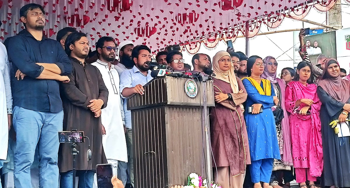 জামালপুর শহরের ফৌজদারি এলাকায় পথসভায় বক্তব্য দিয়েছেন এনসিপির আহ্বায়ক নাহিদ ইসলাম। আজ সোমবার দুপুরে