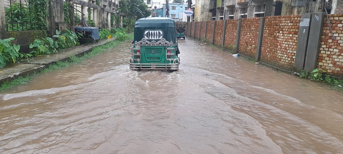 তিন ঘণ্টার বৃষ্টিতে ডুবেছে নোয়াখালী শহরের বিভিন্ন সড়ক। আজ বিকেলে শহরের শিল্পকলা একাডেমি সংলগ্ন সড়কে