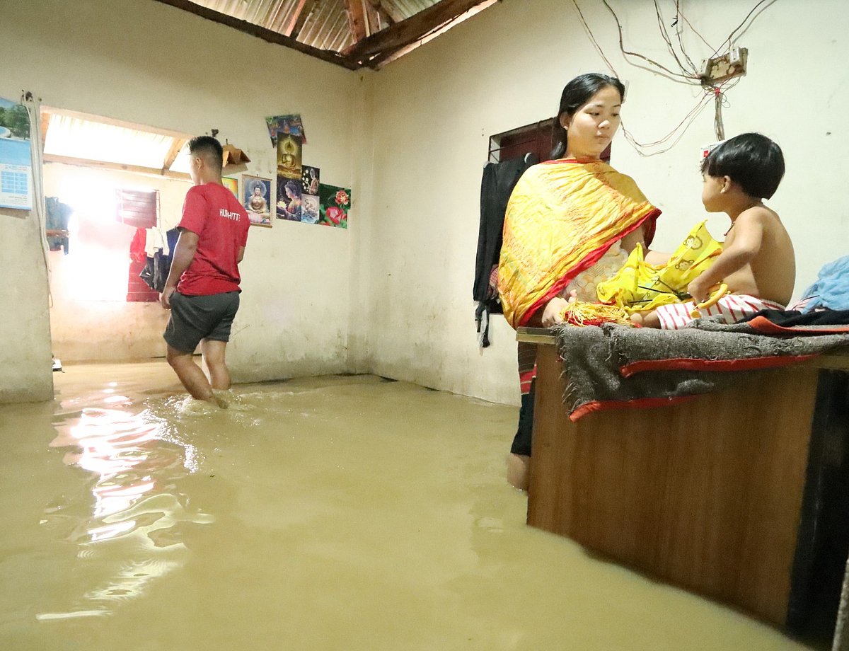 টানা বৃষ্টিতে ডুবেছে বসতবাড়ি। ঘরের ভেতরে হাঁটু সমান পানি, তাই শিশু সন্তানকে টেবিলে বসিয়ে রেখেছেন এক মা। আজ সকালে রাঙামাটি সদরের সাপছড়ি উচ্চবিদ্যালয় এলাকায়