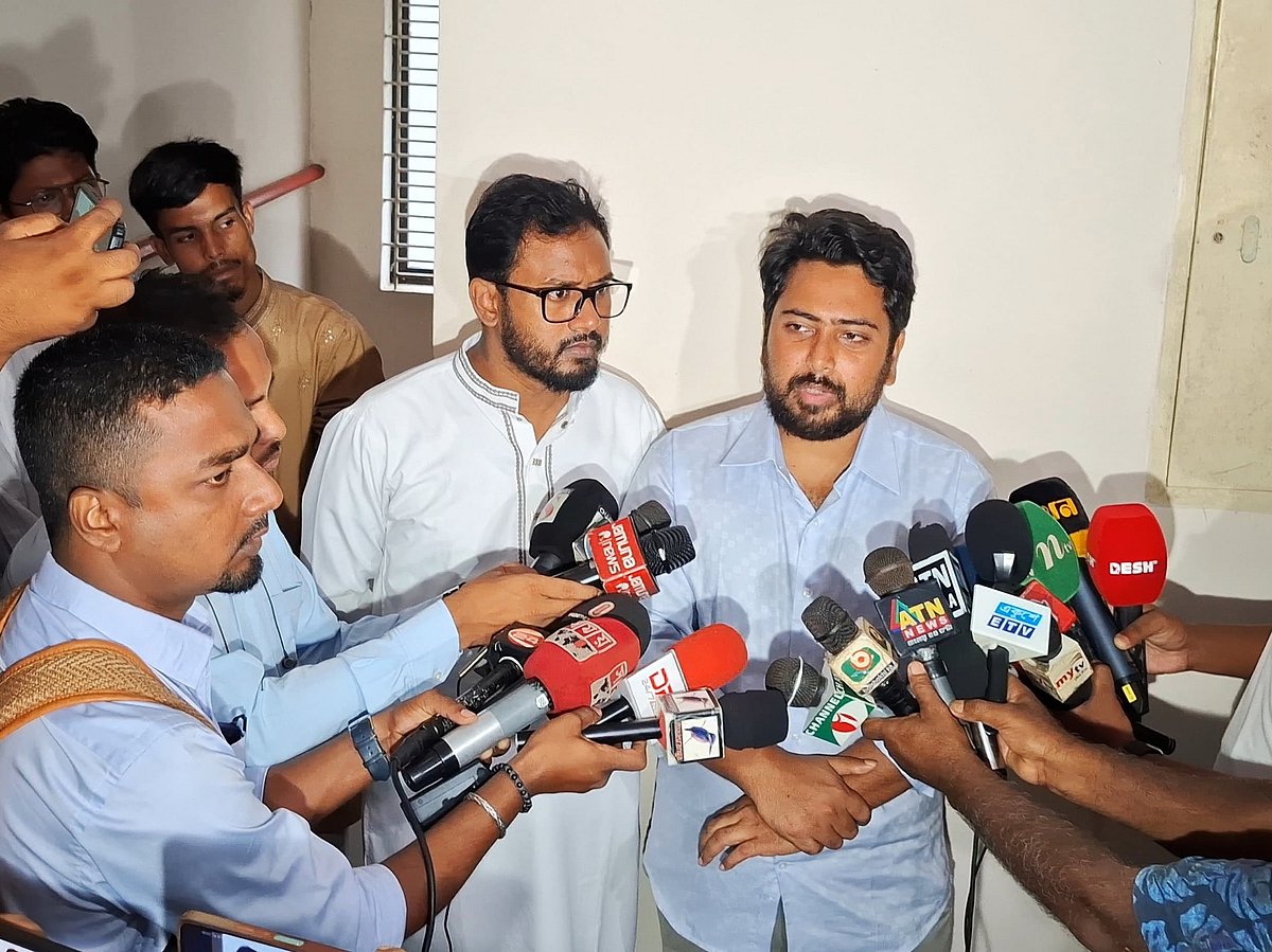 জামালপুরে সাংবাদিকদের বিভিন্ন প্রশ্নের জবাব দেন জাতীয় নাগরিক পার্টির (এনসিপি) আহ্বায়ক নাহিদ ইসলাম। আজ সোমবার সকালে জেলার সার্কিট হাউসে