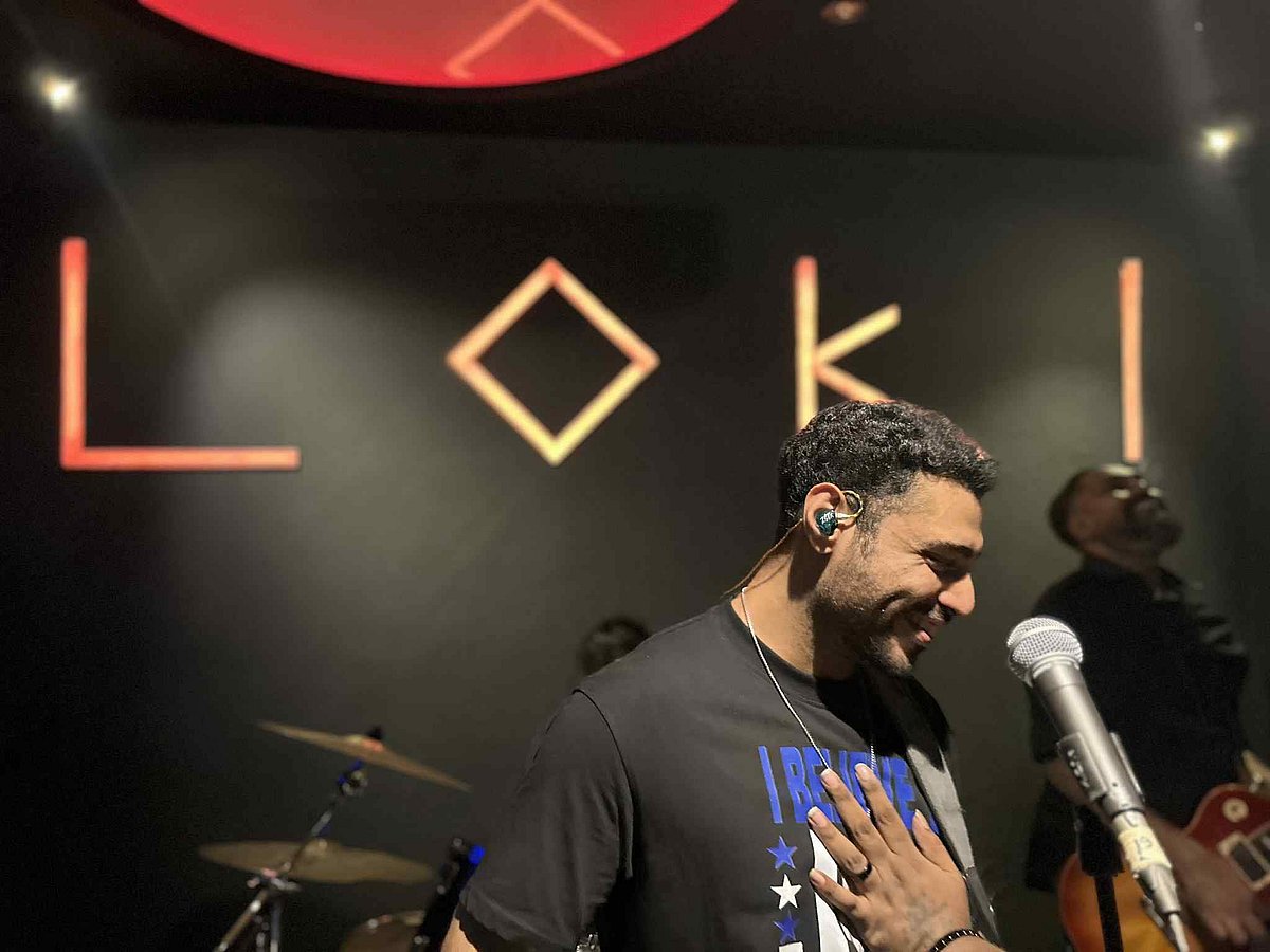 রাতুলের ছবিটি ফেসবুকে পোস্ট করে এ কে রাহুল লিখেছেন, ‘আমার ভাইটার বুকে আমার হাত।’