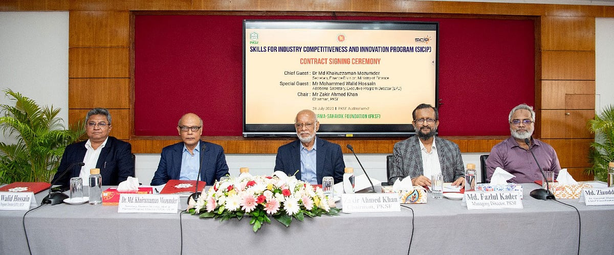 আজ সোমবার রাজধানীর পিকেএসএফ ভবনে সিসিপ ও পিকেএসএফের প্রকল্পের উদ্বোধন এবং প্রশিক্ষণ প্রদানকারী প্রতিষ্ঠানের সঙ্গে চুক্তি স্বাক্ষর অনুষ্ঠানে আগত অথিতিরা