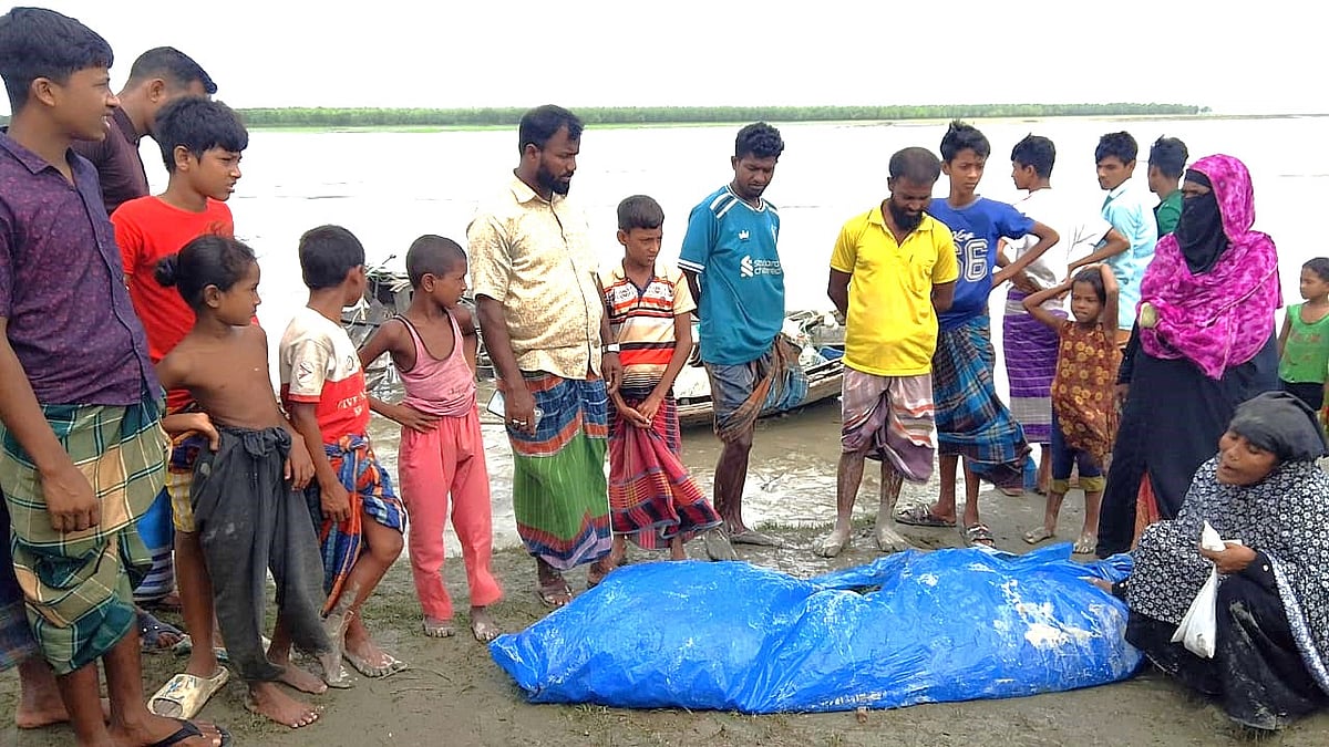 মাছ ধরার নৌকা ডুবে মারা যাওয়া জেলের লাশ ঘিরে স্বজনদের আহাজারি। আজ সকালে হাতিয়ার সুখচর এলাকায়