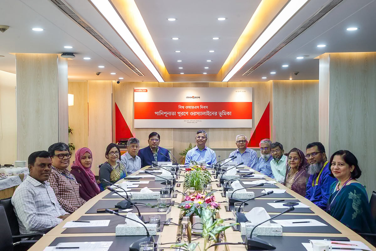 বিশ্ব ওআরএস দিবস উপলক্ষে  প্রথম আলোর আয়োজনে ‘পানিশূন্যতা পূরণে ওরস্যালাইনের ভূমিকা’ শীর্ষক গোলটেবিল বৈঠকে অংশগ্রহণকারীরা। ২৪ জুলাই ২০২৫ রাজধানীর প্রথম আলো কার্যালয়ে