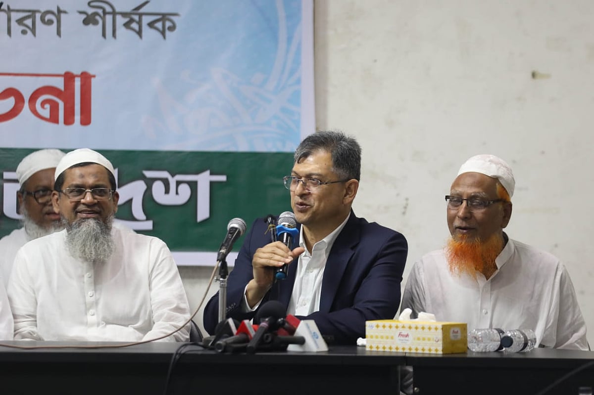 হেফাজত ইসলাম বাংলাদেশ আয়োজিত গোলটেবিল বৈঠকে বক্তব্য দেন বিএনপির স্থায়ী কমিটির সদস্য সালাহউদ্দিন আহমদ। রাজধানীর ডিআরইউ মিলনায়তনে। ২৮ জুলাই ২০২৫