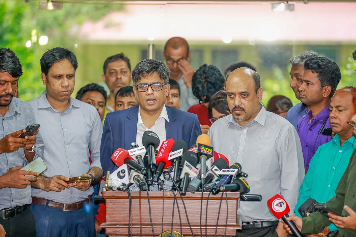 আজ সোমবার রাজধানীর রাষ্ট্রীয় অতিথি ভবন যমুনায় প্রধান উপদেষ্টার সভাপতিত্বে অনুষ্ঠিত  উচ্চপর্যায়ের বৈঠক শেষে সাংবাদিকদের ব্রিফ করেন প্রধান উপদেষ্টার প্রেস সচিব শফিকুল আলম ও উপ-প্রেস সচিব আবুল কালাম আজাদ মজুমদার