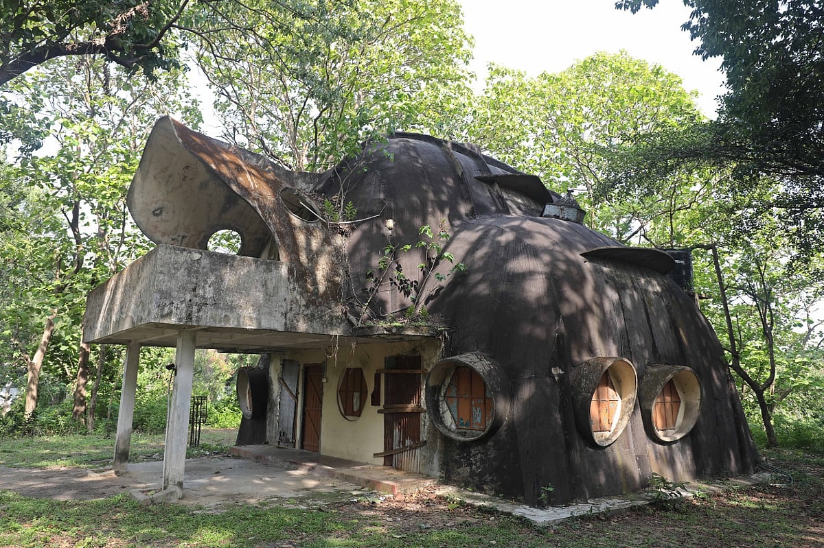 চট্টগ্রামের লালখান বাজার ও সিআরবির মাঝামাঝি রেলওয়ের পাহাড়ের ওপর স্থাপিত হাতির মুখের আকৃতির এই ভবনটি নিয়ে মানুষের কৌতুহলের শেষ নেই। ভবনটি দেখতে প্রতিদিনই আসেন দর্শনার্থীরা। সম্প্রতি তোলা