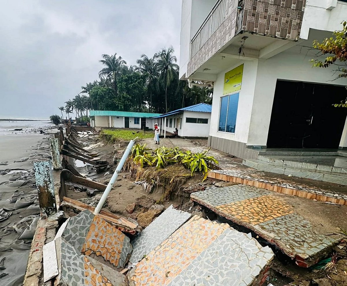 জোয়ারের আঘাতে ক্ষতিগ্রস্ত সেন্ট মার্টিন দ্বীপের একটি রিসোর্ট। আজ বিকেলে তোলা