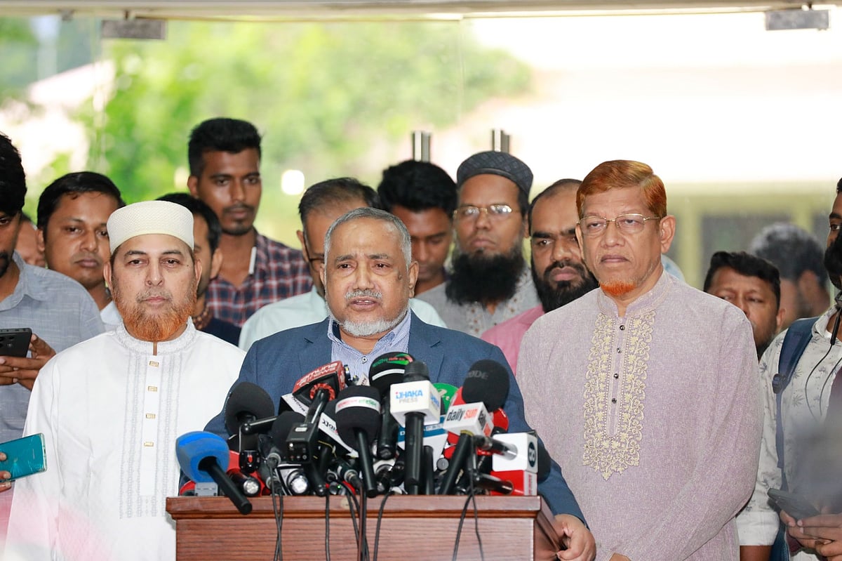 রাজনৈতিক দল ও জোটগুলোর সঙ্গে জাতীয় ঐকমত্য কমিশনের দ্বিতীয় ধাপের ২০তম দিনের আলোচনার বিরতিতে সৈয়দ আবদুল্লাহ মোহাম্মদ তাহের সাংবাদিকদের সঙ্গে কথা বলেন