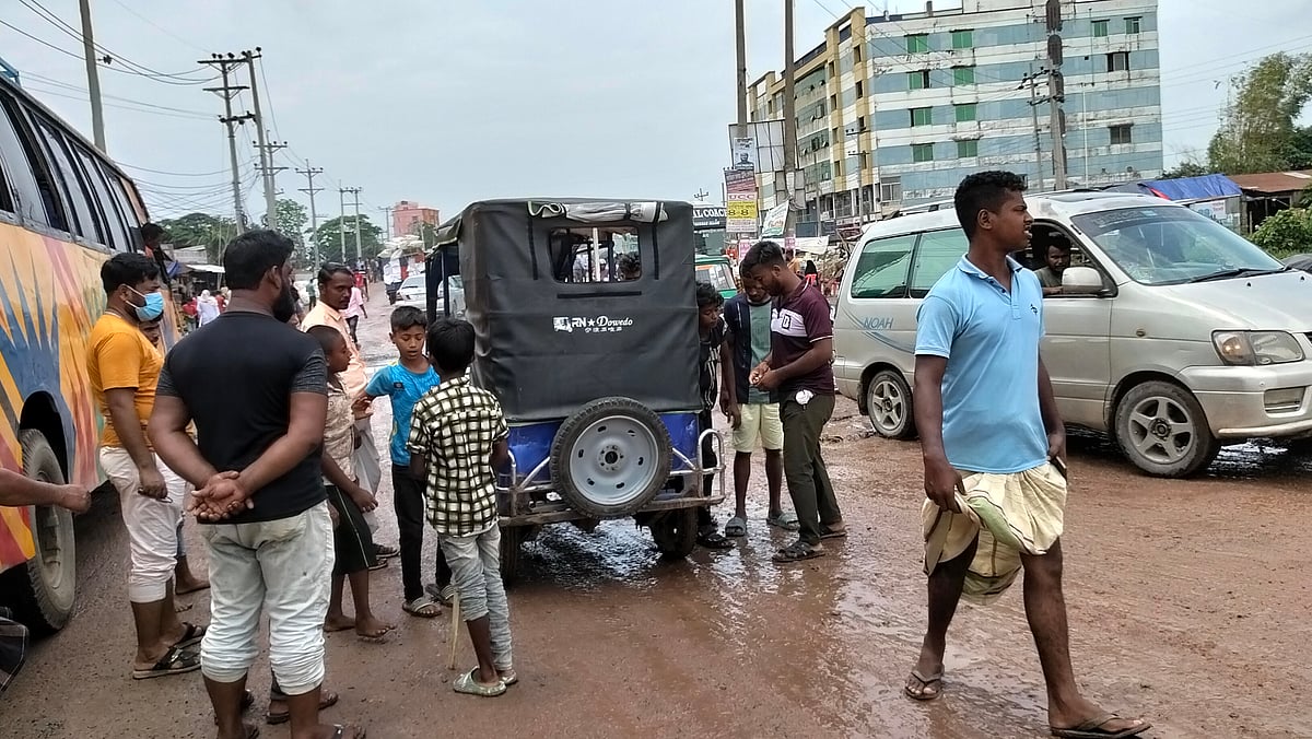 ব্যাটারিচালিত অটোরিকশার টায়ারের হাওয়া ছেড়ে দিচ্ছে একদল শিশু। আজ সোমবার