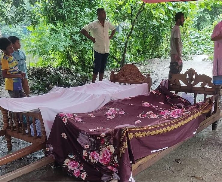 মতলব দক্ষিণ উপজেলার উত্তর ডিঙ্গাভাঙ্গা গ্রামে বাবা ও ছেলের লাশ দাফনের প্রস্তুতি চলছে। আজ সোমবার সন্ধ্যায়