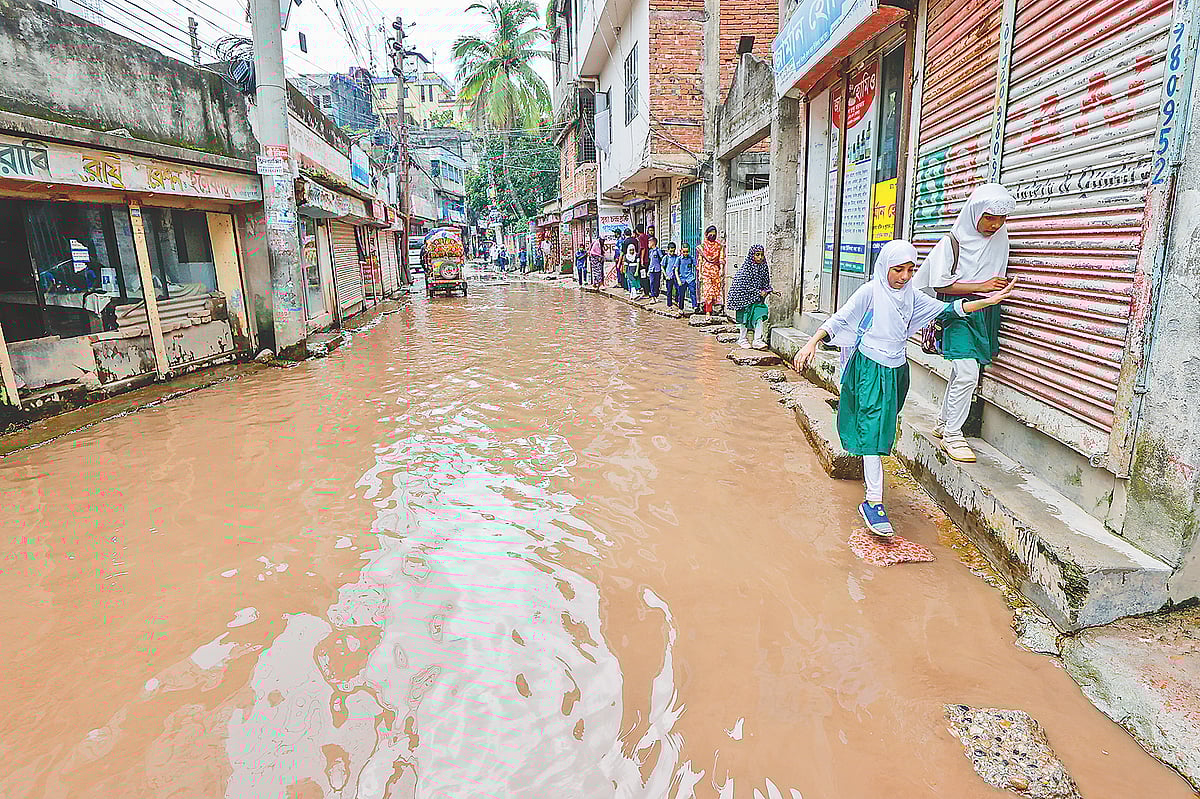 দীর্ঘদিন সংস্কারকাজ হয়নি সড়কে। নালা-নর্দমা বন্ধ হয়ে আছে। অল্প বৃষ্টিতেই জমে পানি। এলাকার লোকজনের ভোগান্তি তখন বাড়ে। গতকাল আশকোনা সরকারি প্রাথমিক বিদ্যালয় এলাকায়
