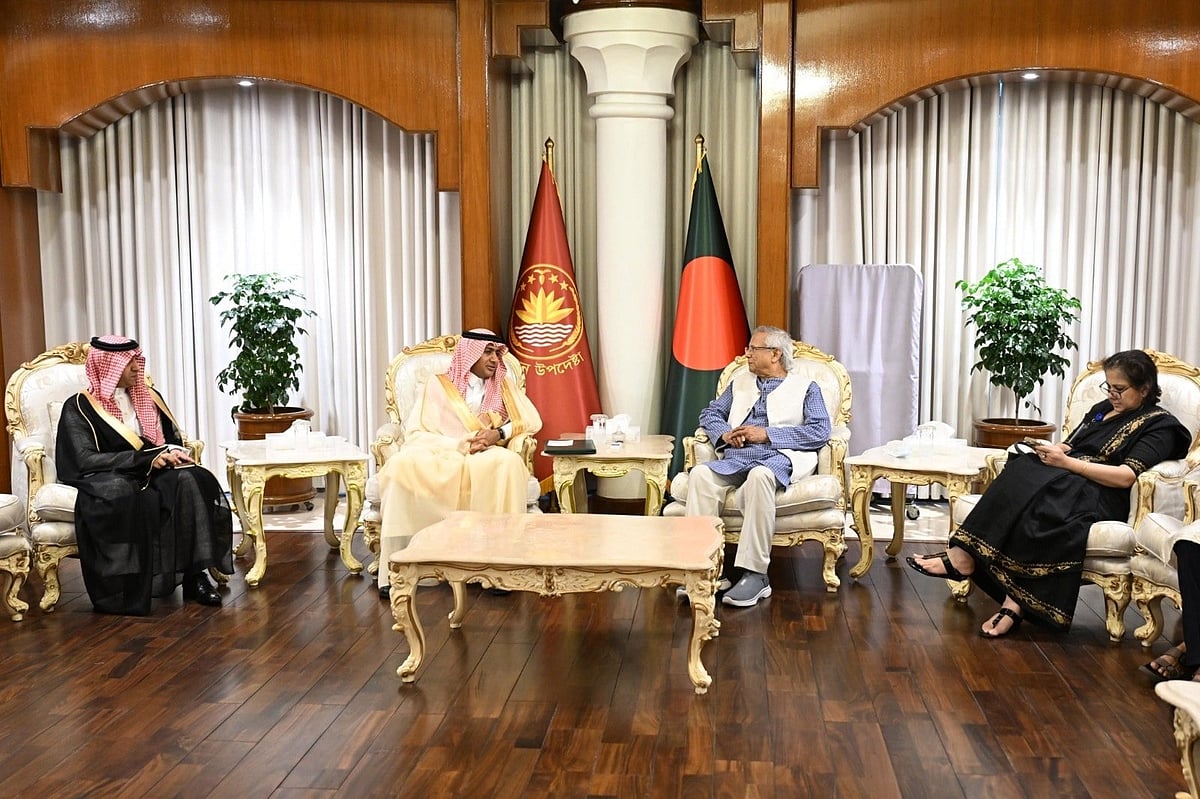 বাংলাদেশে নবনিযুক্ত সৌদি রাষ্ট্রদূত ড. আবদুল্লাহ জাফর বিন আবিয়াহ রাষ্ট্রীয় অতিথি ভবন যমুনায় প্রধান উপদেষ্টা অধ্যাপক মুহাম্মদ ইউনূসের সঙ্গে সৌজন্য সাক্ষাৎ করেন। ২৭ জুলাই ২০২৫