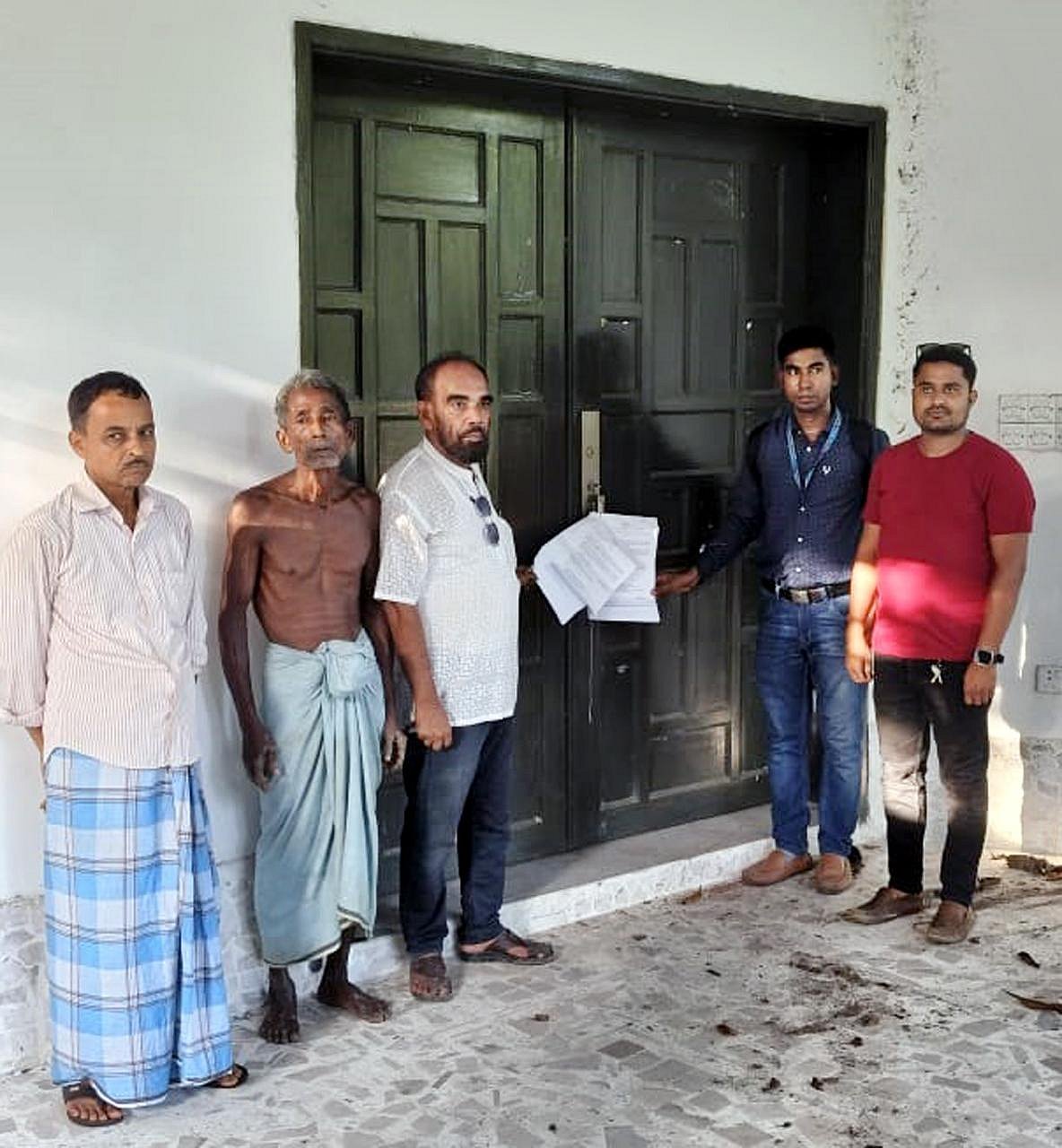 চট্টগ্রামের রাউজান উপজেলার গহিরা গ্রামে ফারাজ করিম চৌধুরী ও তাঁর ছোট ভাই ফারহান করিম চৌধুরীর বাড়ির দরজায় গত বুধবার নোটিশ টাঙিয়ে দেন দুদকের কর্মকর্তারা