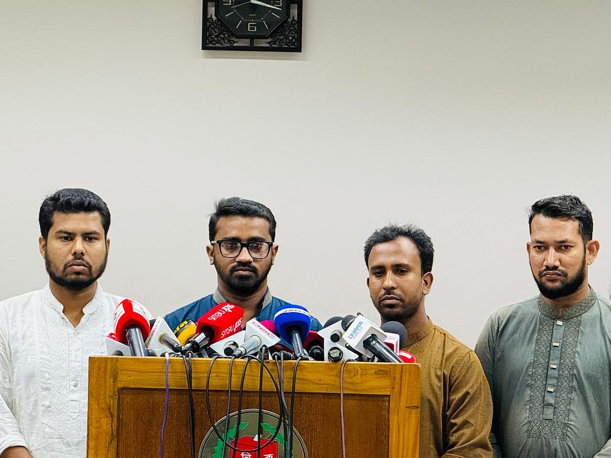 নির্বাচন কমিশনে দলের আয়-ব্যয়ের হিসাব বিবরণী জমা দেওয়ার পর সাংবাদিকদের সঙ্গে কথা বলেন গণ অধিকার পরিষদের সাধারণ সম্পাদক রাশেদ খাঁন। আজ সোমবার রাজধানীর আগারগাঁওয়ে